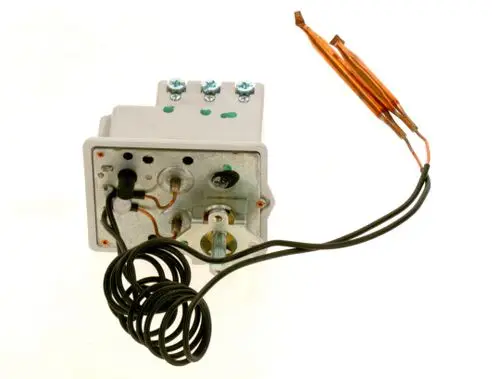 Thermostat von Bosch mit Metallgehäuse, Sichtfenster, mehreren Anschlüssen und zwei temperaturfühlenden Röhren, umgeben von einem aufgerollten Kabel.